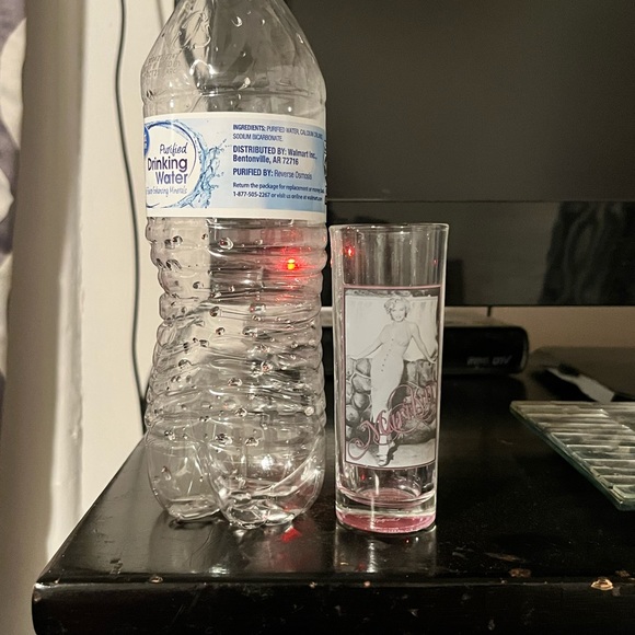 Marilyn Monroe Shot/Drinking Glass By Bernard of Hollywood Pink Bottom - Picture 7 of 7